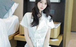 李诞与美女街头亲密互动